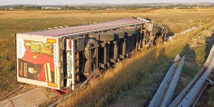 România: Un TIR din Republica Moldova a distrus 120 metri liniari de parapet și 40 indicatoare după explozia unei anvelope