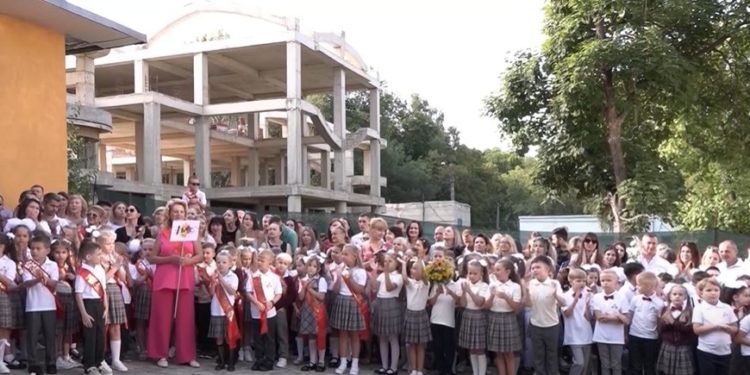 Liceul Teoretic Natalia Gheorghiu din Capitală, la 55 de ani de la fondare. Ilan Șor, cel care și-a făcut studiile în cadrul instituției, a oferit un cadou generos și a adresat un mesaj de felicitare | VIDEO