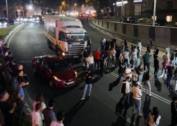 Протестующие в Ереване начали блокировать дороги живой цепью