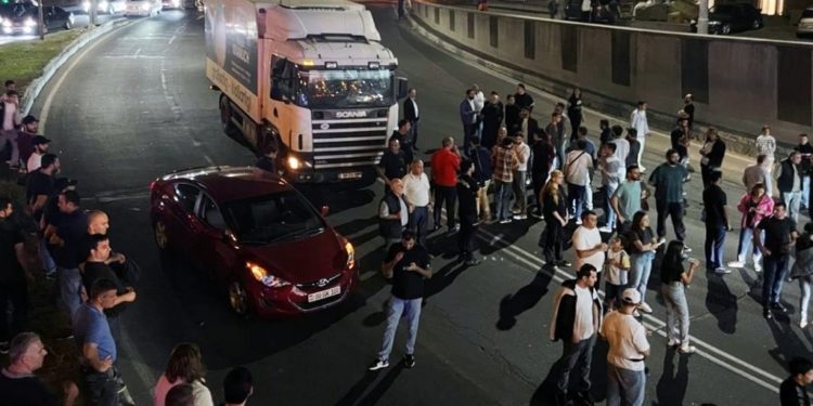Протестующие в Ереване начали блокировать дороги живой цепью