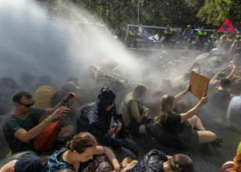 Poliţia olandeză a arestat circa 2.400 de persoane la un protest pentru climă la Haga