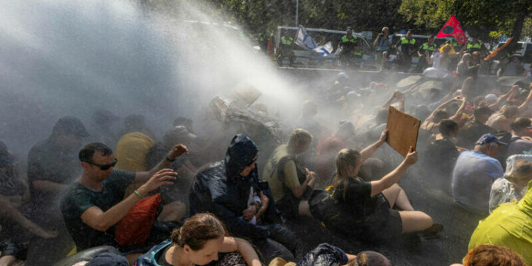 Poliţia olandeză a arestat circa 2.400 de persoane la un protest pentru climă la Haga