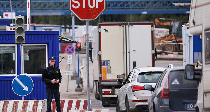 Латвия закрыла въезд для машин с российскими номерами