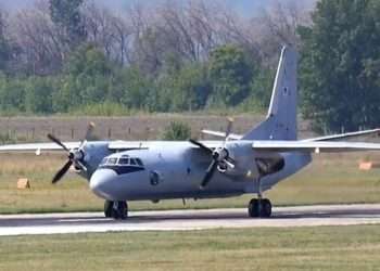 Самолет Ан-26 аварийно сел в один из российских городов из-за отказа двигателя