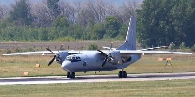 Самолет Ан-26 аварийно сел в один из российских городов из-за отказа двигателя