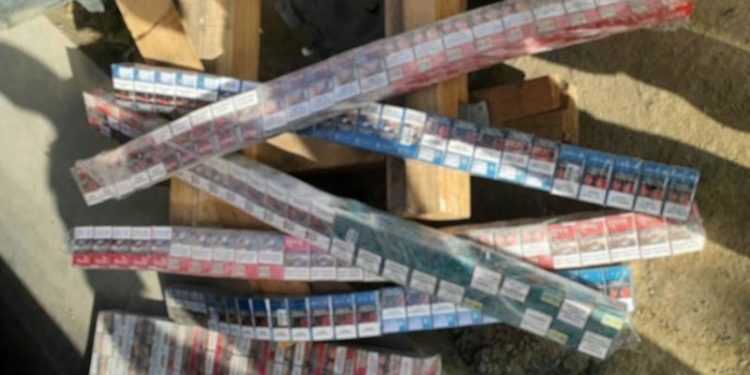 Un șofer din Moldova, prins cu ţigări de contrabandă de 10.000 de lei românești, la vama Sculeni: Unde le-a ascuns