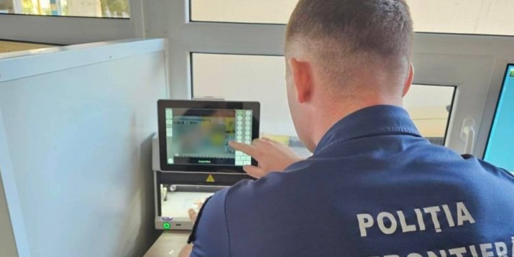 Ingenios şi nu prea! Un moldovean s-a pornit în Germania cu două acte falsificate, ascunse în încălțăminte