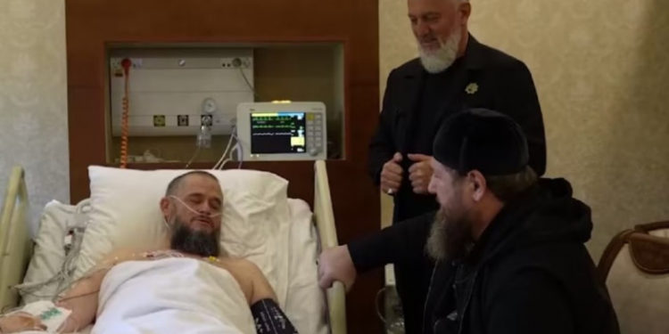 „Slavă Domnului, sunt în viață”. Ramzan Kadîrov a fost filmat într-un spital din Moscova, unde e internat unchiul său | VIDEO