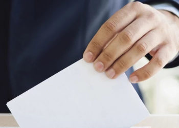 Asistenții sociali ar fi obligați să urmărească dacă partidele nu oferă „pomeni electorale”