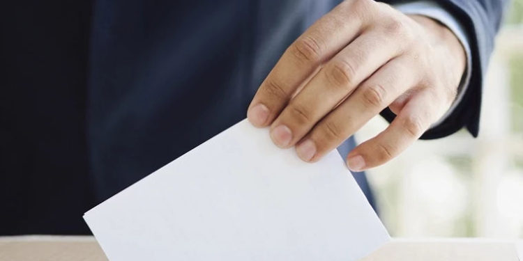 Asistenții sociali ar fi obligați să urmărească dacă partidele nu oferă „pomeni electorale”