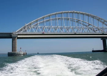 Минобороны РФ: Украинские морские дроны трижды за ночь пытались атаковать Крымский мост