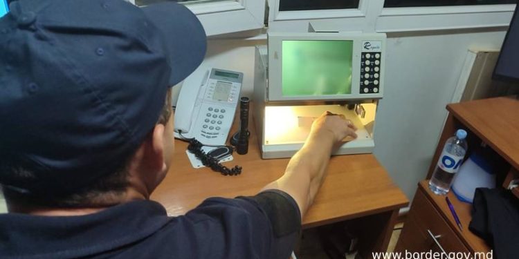 Un ucrainean, prins cu două permise de conducere falsificate, la vamă. Ce le-a spus polițiștilor de frontieră