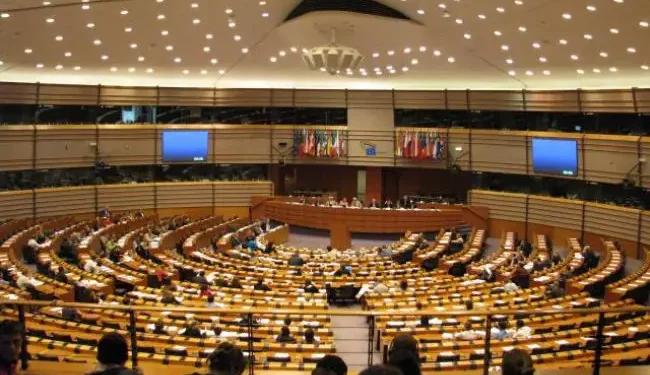 Eurodeputații au adoptat legea pentru consolidarea industriei europene de apărare prin achiziții comune: Buget de 300 de milioane de euro | VIDEO