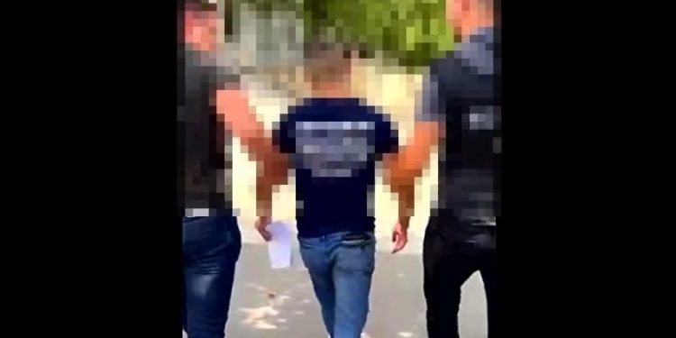 Încă un tik-toker a fost încătușat de polițiști: Tânărul, cunoscut în mediul online cu pseudonimul „Caras”, este cercetat penal fiind suspectat de îndemnul de a presta servicii sexuale online | VIDEO