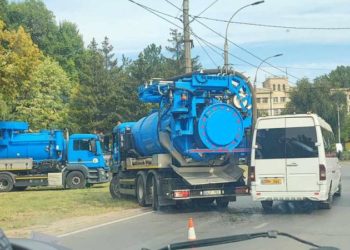 Un microbuz de rută și un camion s-au lovit la un sens giratoriu din capitală: Circulația din zonă, dată peste cap