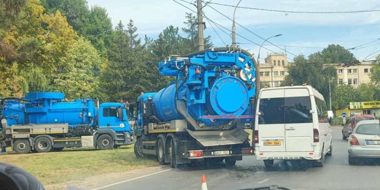 Un microbuz de rută și un camion s-au lovit la un sens giratoriu din capitală: Circulația din zonă, dată peste cap