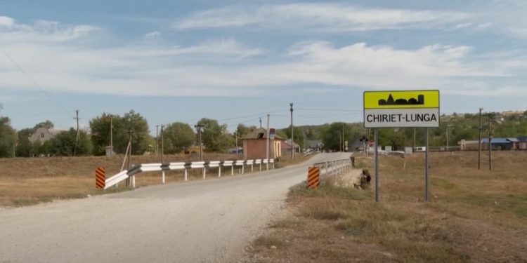 В Кириет-Лунга произошли долгожданные перемены. Благодаря команде Евгении Гуцул, по улице Гагарина, в рекордные сроки уложили асфальт. Алексей Лунгу: „Мы будем менять каждое село Гагаузии” | VIDEO