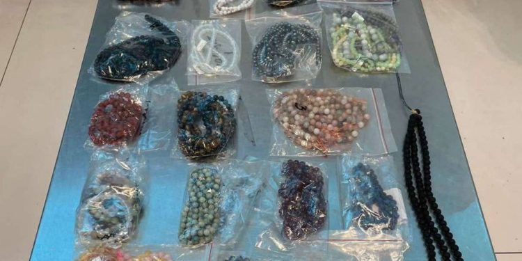 Intenționa să scoată ilegal din Moldova coliere din pietre în cantități comerciale: Femeia a fost oprită pe Aeroportul Chișinău