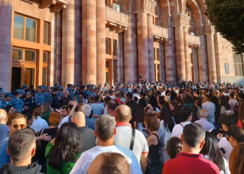 В центре Еревана начались протесты из-за обстрелов в Карабахе