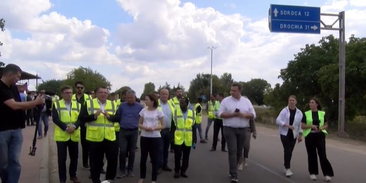 Renovarea drumului Soroca-Arionești-Otaci: Localnicii se plâng că după ce șantierul a fost vizitat de conducerea țării și presă, tehnica a dispărut