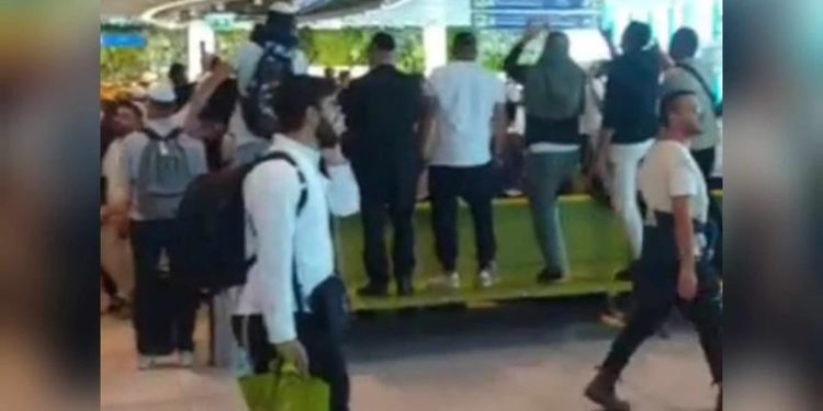 Veselie și dansuri pe scaune, în Aeroportul Chișinău: Evreii haisidic se întorc din pelerinajul din Ucraina