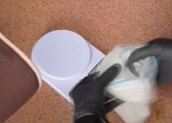 Membrul unui grup infracțional specializat în comercializarea drogurilor, arestat: Introducea în țară prin contrabandă cocaină