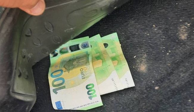 Le-a propus polițiștilor 300 de euro: Un tânăr, fără permis de conducere, prins cum gonea la volanul unui Audi