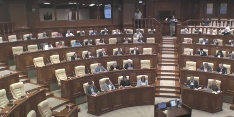 Starea de urgență, prelungită pentru încă 60 de zile, cu votul deputaților PAS: Motivele invocate de ministrul de Interne au stârnit discuții aprinse în Parlament | VIDEO