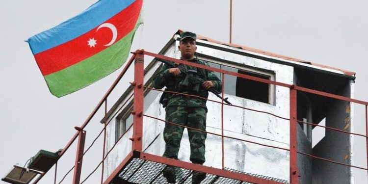 Civilii din șase orașe din Karabah au fost evacuați, în timp ce în Erevan au loc ciocniri violente între manifestanți și poliție