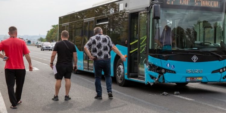 Accident rutier cu implicarea unui autobuz municipal, la Stăuceni. Detaliile oferite de Poliție
