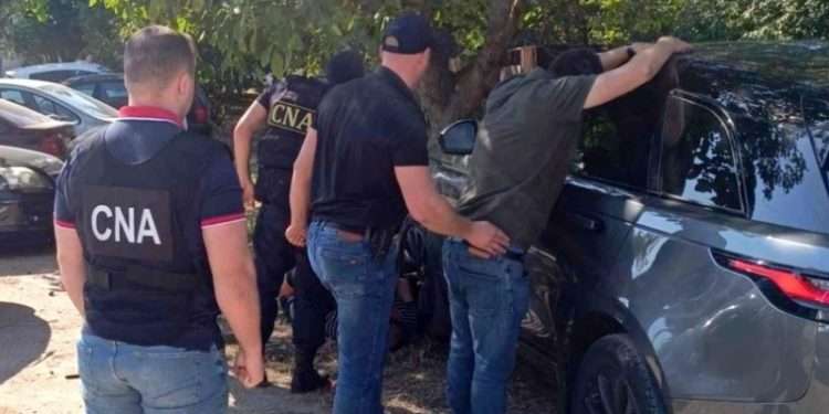 A cerut 1500 de euro pentru a influența vameșii moldoveni. Un bărbat din Chișinău, reținut în flagrant