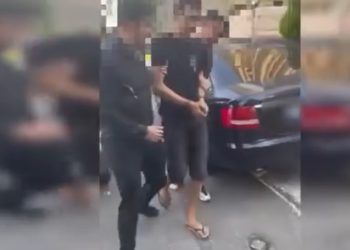 A furat un portmoneu chiar din mâna proprietarului. Momentul jafului, filmat de camere