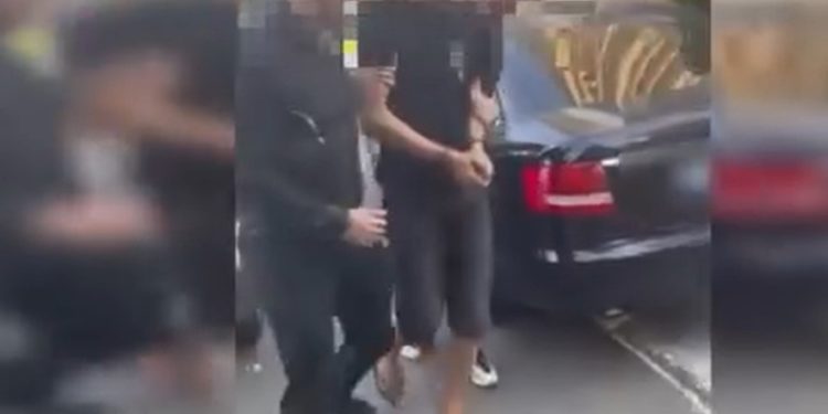 A furat un portmoneu chiar din mâna proprietarului. Momentul jafului, filmat de camere