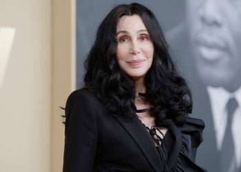 Cântăreața Cher este acuzată că a angajat patru bărbați să-l răpească pe fiul său dintr-un hotel din New York