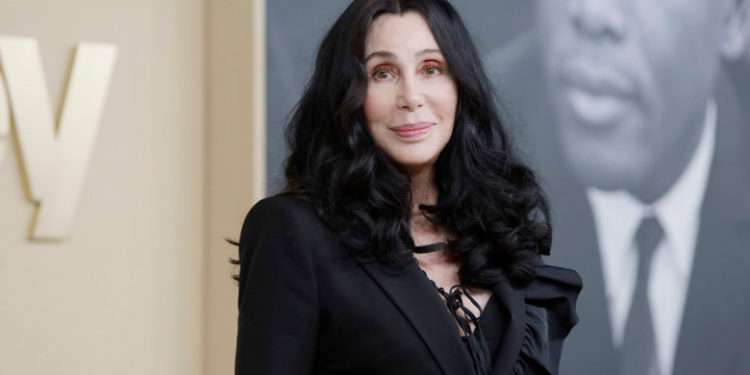 Cântăreața Cher este acuzată că a angajat patru bărbați să-l răpească pe fiul său dintr-un hotel din New York