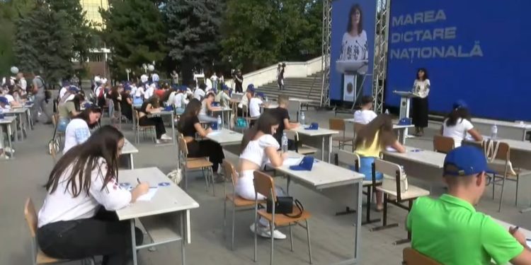 Ceremonia de premiere a participanților la Marea Dictare Națională va avea loc săptămâna viitoare: Membrii Comisie de Specialitate de la Ministerul Educației a verificat toate lucrările, 450 la număr | VIDEO