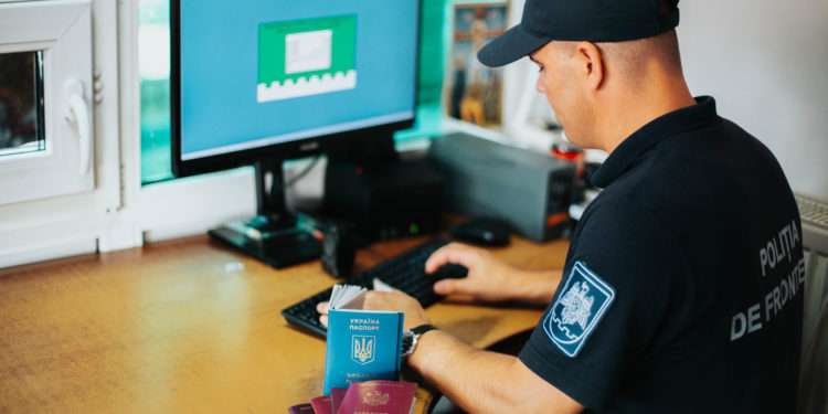 Doi bărbați, depistați cu acte falsificate la trecerea frontierei de stat