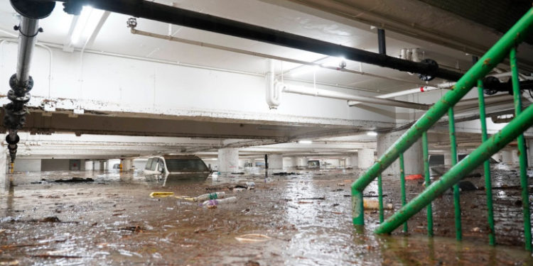 Cea mai puternică ploaie din Hong Kong din ultimii 139 de ani. Puhoaie pe străzi și la metrou, autobuze scufundate, oameni luați de ape