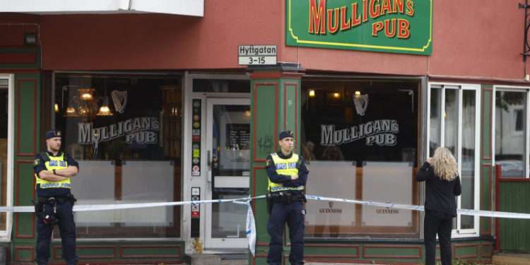 Atac armat într-un bar din Suedia: Doi oameni au fost uciși