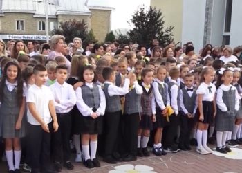 Elevii din Orhei au pășit în noul an de studii: Emoții mari au avut în această zi, elevii claselor întâi. La rândul său, profesorii le-au urat tuturor copiilor bun venit și succese mari în lumea cărții | VIDEO