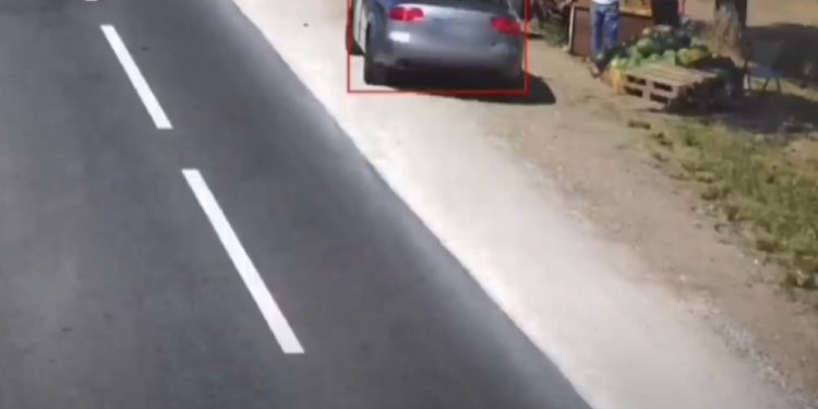 Un bărbat a achitat pentru pepeni verzi cu dolari falşi şi a primit rest lei veridici. Vânzătorul l-a denunțat la poliţie