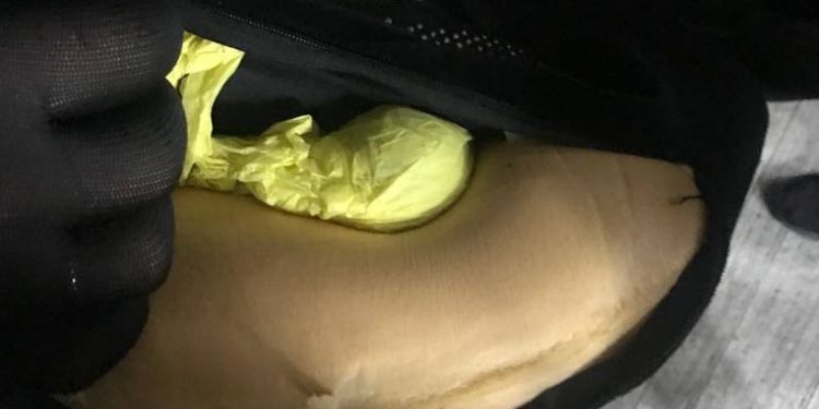 A încercat să transporte substanță interzisă într-o pernă, dar vameșii de la Palanca i-au zădărnicit tentativa