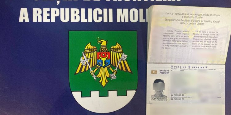 O cetățeancă a Federației Ruse, cercetată penal după ce a încercat să treacă frontiera cu identitate falsă, folosind pașaportul unui bărbat ucrainean