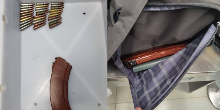 Un încărcător pentru armă de foc și 30 de cartușe, depistate într-un bagaj al unei cetățene străine