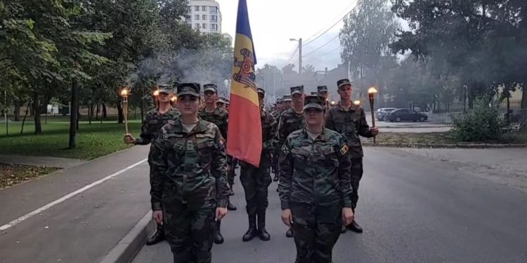 Власти объяснили проведение факельных шествий в Молдове. «Чтобы почтить память погибших воинов»