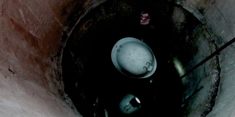 O femeie de 65 de ani a căzut într-o fântână adâncă de 17 metri. A fost salvată de pompieri | VIDEO