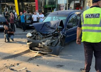 Accident grav la Bălți: Un autobuz care transporta 10 muncitori s-a ciocnit cu o mașină