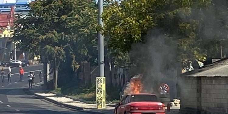 Un automobil a luat foc în Capitală: În interiorul acestuia se aflau câteva butelii cu gaz