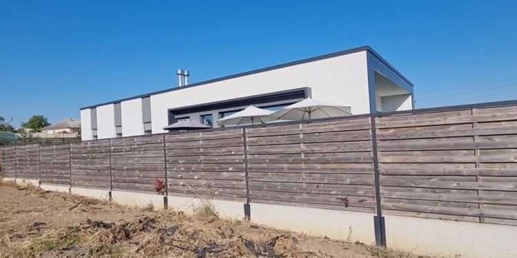 Vasile Costiuc susține că ministrul Muncii Alexei Buzu locuiește cu familia într-o casă de lux în satul Ratuș. Locuința nu ar figura în declarația de avere