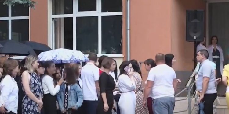 La Bălți și Sângerei, primul clopoțel a răsunat împreună cu tunete, ce au adus cu ele o ploiță și fulgere | VIDEO